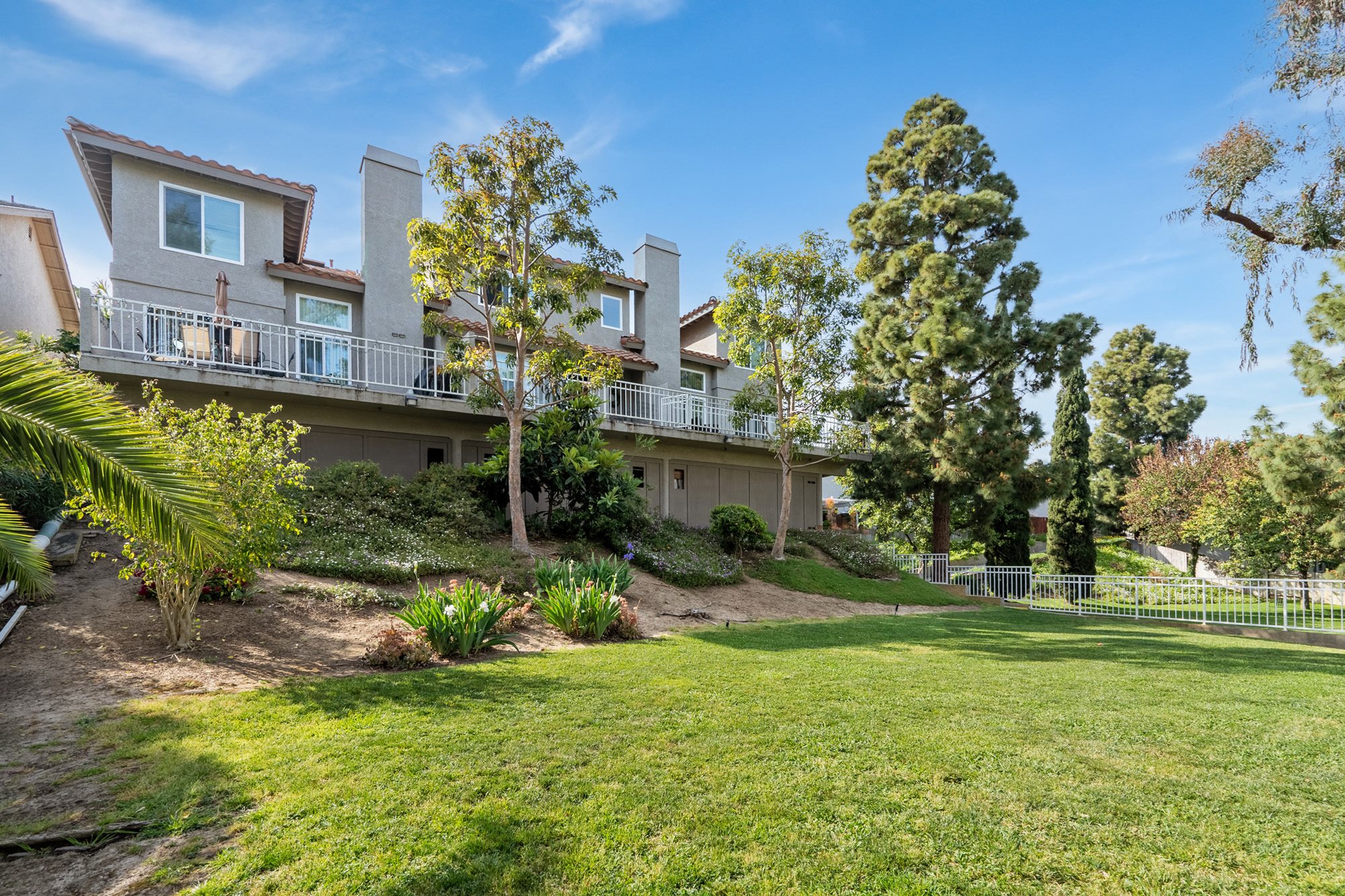 Canyon Crest Townhomes Apartments in Costa Mesa, CA